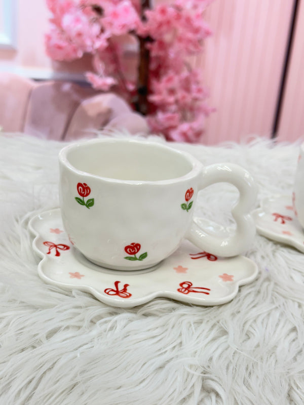 كوب مع يد قلب